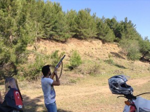 drenge skyder med gevær,