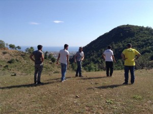 drenge skyder med gevær