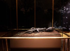Tollundmanden lig, livet af tollundmanden, tollundman body, photo of tollundman, museum tollundmand, seværdigheder i sillkeborg, vinter seværdigheder i Silkeborg