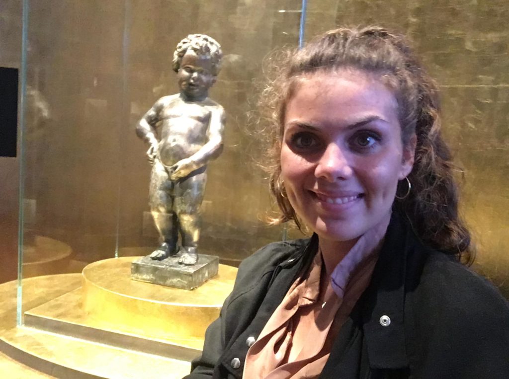 Manneken Pis, lille bronzestatue i Bruxelles, dreng der tisser, ikonisk seværdighed i Belgien, sjove oplevelser i Bruxelles, Manneken Pis i kostumer, historisk statue i Belgien, kendt attraktion i Bruxelles, turistmål i centrum af Bruxelles, belgisk humor i kunst, Manneken Pis seværdighed, symbol på Bruxelles, must-see i Belgien, berømt figur i Bruxelles, kultur og satire i Belgien, gratis museum belgium, belgium gratis museum, gratis seværdigheder bruxelle, gratis seværdigheder belgien, 