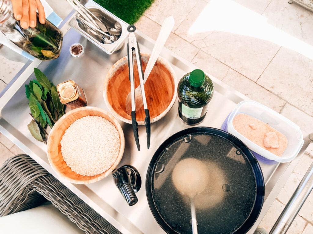 Paella madlavningskursus, klassisk spansk ret med ris, paella med skaldyr, oplevelser i Madrid, spansk madlavningskursus, Paella kursus, seværdigheder i Madrid, seværdigheder i Spanien, rejseblog spanien, rejseblog madrid, traditionel madkultur fra Spanien, oplevelser i spanske tapasbarer, madkultur i Madrid, tapas som livsstil i Spanien, spansk gastronomi, must-try mad i Spanien, Sjove fakta om Spanien, overraskende ting om Spanien, sjove og anderledes oplevelser i spansk kultur, fakta du ikke vidste om Spanien.