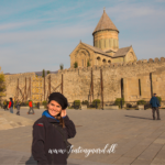 Mtskheta, Mtskheta kirke, Mtskheta katedral, Mtskheta gerogien, dagsudflugter fra tbilisi, Tbilisi udflugter, oplevelser i Georgien, seværdigheder i gerogien, seværdigheder Mtskheta, Mtskheta seværdighed, pilgramsrejser, jesus kappe,