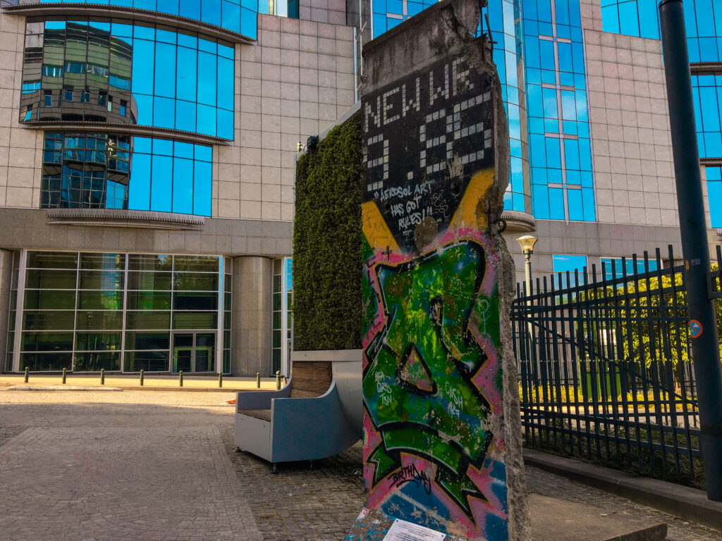 Berlin muren, steder i Europa du kan se berlin muren, berlin muren i köln lufthavn, Berlin muren cologne lufthavn, Berlin muren i Amsterdam, Believe it or not Amsterdam, Berlin muren i Bruxelles, Berlin muren ved Eu parlamentet, Stykke af berlin muren