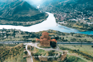 Mtskheta, Mtskheta kirke, Mtskheta katedral, Mtskheta gerogien, dagsudflugter fra tbilisi, Tbilisi udflugter, oplevelser i Georgien, seværdigheder i gerogien, seværdigheder Mtskheta, Mtskheta seværdighed, pilgramsrejser, jesus kappe, Jvari klosteret,