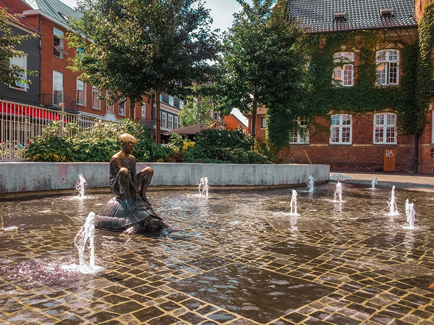 Silkeborg torv, Torvet i Silkeborg, Drewsens, Drewsens i Silkeborg, Seværdigheder i Silkeborg, Silkeborg Seværdigheder, oplevelser i Silkeborg, Dreng og Skildpadde skulptur,