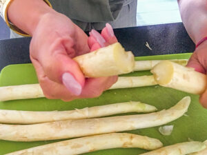 sådan knækker du asparges, sådan laver du asparges, tilberedning af hvide asparges, hvide asparges,