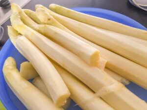 sådan knækker du asparges, sådan laver du asparges, tilberedning af hvide asparges, hvide asparges,