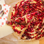 Vegansk kage, vegansk æblekage, æblekage med granatæble og chokoalde, vegansk kage med chokolade, opskrifter på veganske desserter, opskrifter på veganske kager, opskrifter på æblekage, æblekage dessert, desserter vegnaske, veganske desserter, vegansk kage med granatæble,