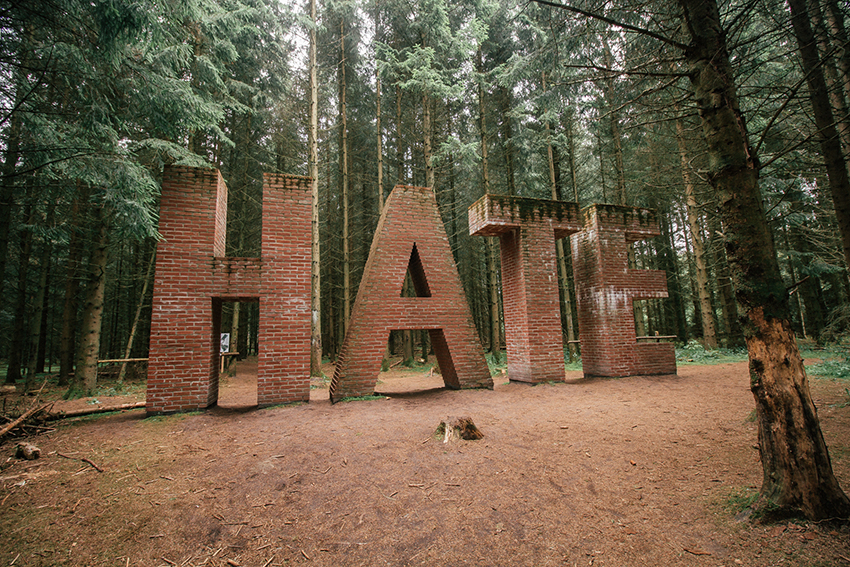 Hate, Hate skulptur, Deep Forest Art Land, Hate i mursten, skulptur skov, seværdigheder i Herning, Herning seværdigheder, 