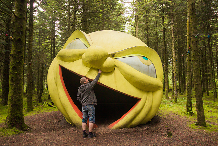 Deep forest art land, kunst i skoven, kunst skov jylland, jylland kunst skov, gul smiley i skoven, skulptur skov, skov med skulpture, herning seværdigheder, kibæk skov, kunst skov i herning, herning skov med skulpture