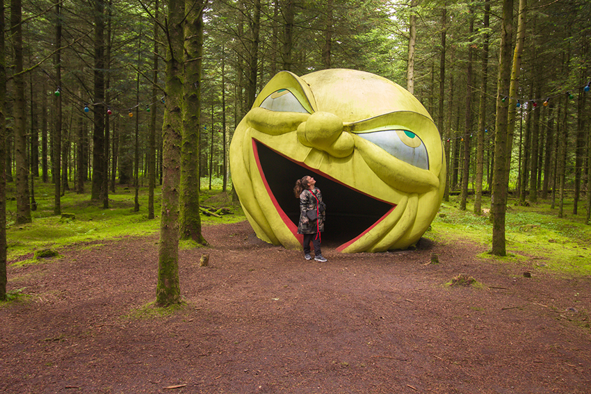 Deep forest art land, kunst i skoven, kunst skov jylland, jylland kunst skov, gul smiley i skoven, skulptur skov, skov med skulpture, herning seværdigheder, kibæk skov, kunst skov i herning, herning skov med skulpture