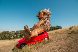 trolde i mørke, Thomas Dambo, Thomas Dambo trolde i Jylland, Trolde i Jylland, træ trolde i jylland, Ben Chiller, Mørkemanden, Trolden sigurd, trollmap, skupture af trolde, trold på bil, træ trold på bil, Northside trold,