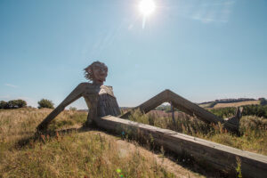 trolde i mørke, Thomas Dambo, Thomas Dambo trolde i Jylland, Trolde i Jylland, træ trolde i jylland, Ben Chiller, Mørkemanden, Trolden sigurd, trollmap, skupture af trolde, trold på bil, træ trold på bil, Northside trold,