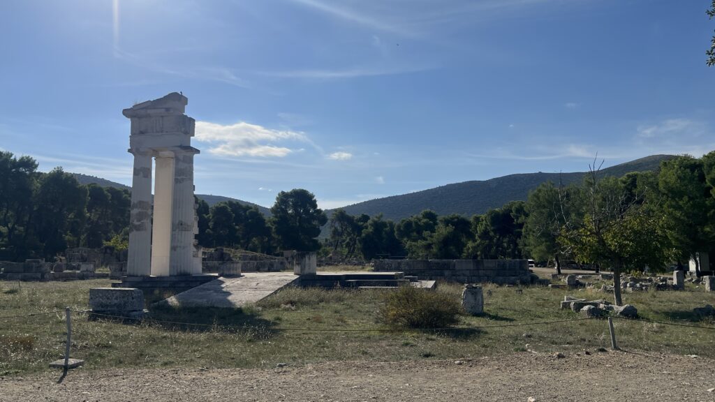 Epidauros i Grækenland, antik by med velbevaret teater, seværdighed på Peloponnes, helligdom for lægeguden Asklepios, arkæologisk område med templer, hospital og teater, verdensberømt for sin akustik og arkitektur, UNESCO-verdensarv, oplevelse for historie- og kulturinteresserede, klassisk græsk kultur og medicin samlet ét sted, must-see i det antikke Grækenland.