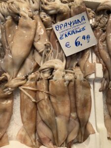 græsk mad, mad fra grækenland, græsk seafood, restauranter i Athen, Grækenland, Fakta om Grækenland, Græsk seafood, madguide til havets delikatesser i Grækenland, friske fisk og skaldyr direkte fra Middelhavet, grillet blæksprutte og rejer med olivenolie og citron, klassiske retter som kalamarakia, garides saganaki og gavros, små fisk stegt sprøde, enkel og smagfuld tilberedning, græsk taverna ved havet, ouzo og fiskeretter i solnedgangen, must-try retter for seafood-elskere, madoplevelser på de græske øer og kystbyer, autentisk græsk køkken med fokus på havets råvarer, fiskemarkeder og fangst fra lokale både, rejsetips til de bedste steder at nyde græsk seafood.