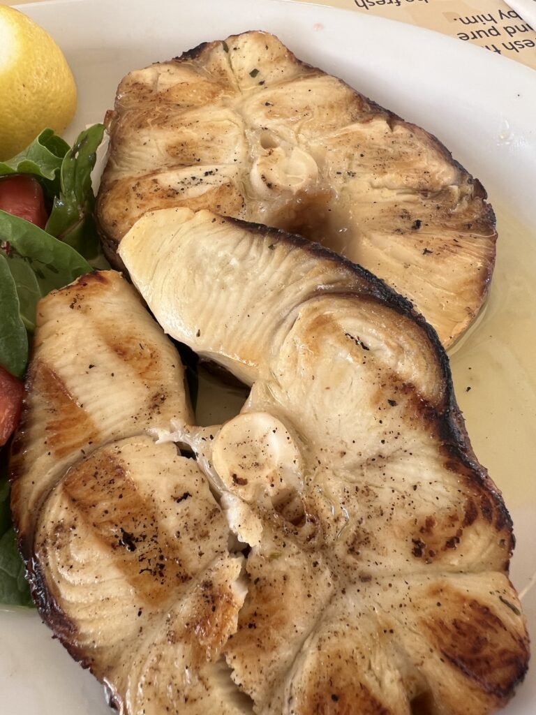 græsk mad, mad fra grækenland, græsk seafood, restauranter i Athen, Grækenland, Fakta om Grækenland, Græsk seafood, madguide til havets delikatesser i Grækenland, friske fisk og skaldyr direkte fra Middelhavet, grillet blæksprutte og rejer med olivenolie og citron, klassiske retter som kalamarakia, garides saganaki og gavros, små fisk stegt sprøde, enkel og smagfuld tilberedning, græsk taverna ved havet, ouzo og fiskeretter i solnedgangen, must-try retter for seafood-elskere, madoplevelser på de græske øer og kystbyer, autentisk græsk køkken med fokus på havets råvarer, fiskemarkeder og fangst fra lokale både, rejsetips til de bedste steder at nyde græsk seafood.