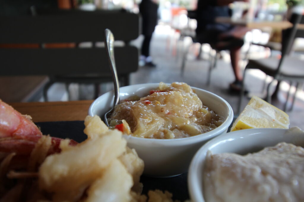 Melitzanosalata, traditionel græsk aubergine dip, populær meze-ret i det græske køkken, lavet af grillet eller bagt aubergine,vegetarisk specialitet fra Middelhavet, sund og enkel opskrift med autentisk smag, must-try græsk meze for madelskere,