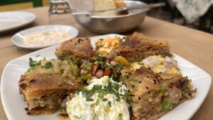 meze, græsk meze, mezze grækenland, græsk mad, græske lokal retter, Mezze fra grækenland, Græske meze-retter, madkultur med småretter til deling, traditionel græsk spiseoplevelse, smagsfuld variation fra det græske køkken, klassiske meze som tzatziki, dolmadakia, fava, melitzanosalata og taramasalata, grillede grøntsager, ost og oliven, kødboller og grillet halloumi, seafood-meze som kalamarakia og octopus, serveres med brød og ouzo eller raki, socialt måltid i græske tavernaer, meze som forret eller hel middag, must-try for madelskere i Grækenland,