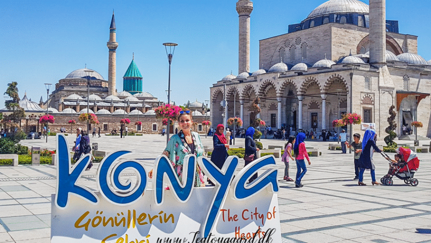 Konya seværdigheder, seværdigheder i Tyrkiet, seværdigheder i Konya, tyrkiske byer uden turister, unikke byer i Tyrkiet, Mevlana, Mevlana museum, Mevlana Museum i Konya, Tyrkiets berømte sufimusikmuseum, mausoleum for Jalaluddin Rumi, grøn kuppel i Konya, dansende dervisher, Mevlevi ordenen, spirituel seværdighed i Tyrkiet, historisk kloster i Konya, populære museer i Tyrkiet, kulturelle oplevelser i Konya, must-see attraktion i Konya, pilgrimssted i Tyrkiet, religiøs seværdighed i Konya, museer i Tyrkiet, Mevlana grav, Rumi mausoleum, historiske bygninger i Konya, sufisme i Tyrkiet, ikoniske bygninger i Konya, Konya turistattraktioner
