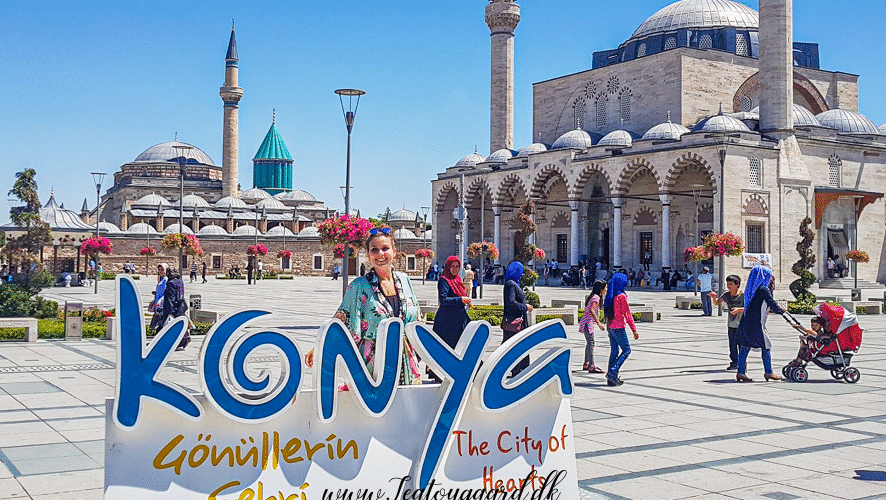 Konya seværdigheder, seværdigheder i Tyrkiet, seværdigheder i Konya, tyrkiske byer uden turister, unikke byer i Tyrkiet, Mevlana, Mevlana museum, Mevlana Museum i Konya, Tyrkiets berømte sufimusikmuseum, mausoleum for Jalaluddin Rumi, grøn kuppel i Konya, dansende dervisher, Mevlevi ordenen, spirituel seværdighed i Tyrkiet, historisk kloster i Konya, populære museer i Tyrkiet, kulturelle oplevelser i Konya, must-see attraktion i Konya, pilgrimssted i Tyrkiet, religiøs seværdighed i Konya, museer i Tyrkiet, Mevlana grav, Rumi mausoleum, historiske bygninger i Konya, sufisme i Tyrkiet, ikoniske bygninger i Konya, Konya turistattraktioner