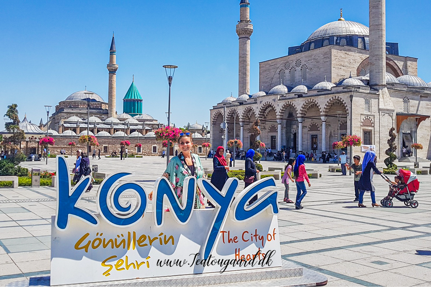Konya seværdigheder, seværdigheder i Tyrkiet, seværdigheder i Konya, tyrkiske byer uden turister, unikke byer i Tyrkiet, Mevlana, Mevlana museum, Mevlana Museum i Konya, Tyrkiets berømte sufimusikmuseum, mausoleum for Jalaluddin Rumi, grøn kuppel i Konya, dansende dervisher, Mevlevi ordenen, spirituel seværdighed i Tyrkiet, historisk kloster i Konya, populære museer i Tyrkiet, kulturelle oplevelser i Konya, must-see attraktion i Konya, pilgrimssted i Tyrkiet, religiøs seværdighed i Konya, museer i Tyrkiet, Mevlana grav, Rumi mausoleum, historiske bygninger i Konya, sufisme i Tyrkiet, ikoniske bygninger i Konya, Konya turistattraktioner