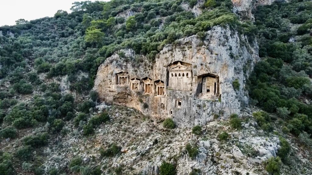 Bådtur Marmaris, oplevelser i Marmaris, seværdigheder i Marmaris, Marmaris Tyrkiet, Dalyan-bådtur, Lycian Rock Tombs Kaunos, skildpadde-stranden Iztuzu, mudderbad i Dalyan, flodtur i Dalyan, udflugter fra Marmaris, ferie i Marmaris, tyrkiske kystoplevelser, Marmaris bugten, smukke bådture i Tyrkiet, Marmaris havn, Tyrkiet rejseguide, Middelhavets skønhed, sommerferie i Tyrkiet, familieoplevelser i Marmaris, Marmaris natur og kultur, eventyr i Mugla regionen, historiske klippegrave ved Kaunos, Dalyan floddelta, dagsture fra Marmaris, rejseinspiration Tyrkiet, Tea Tougaard rejseguide Tyrkiet