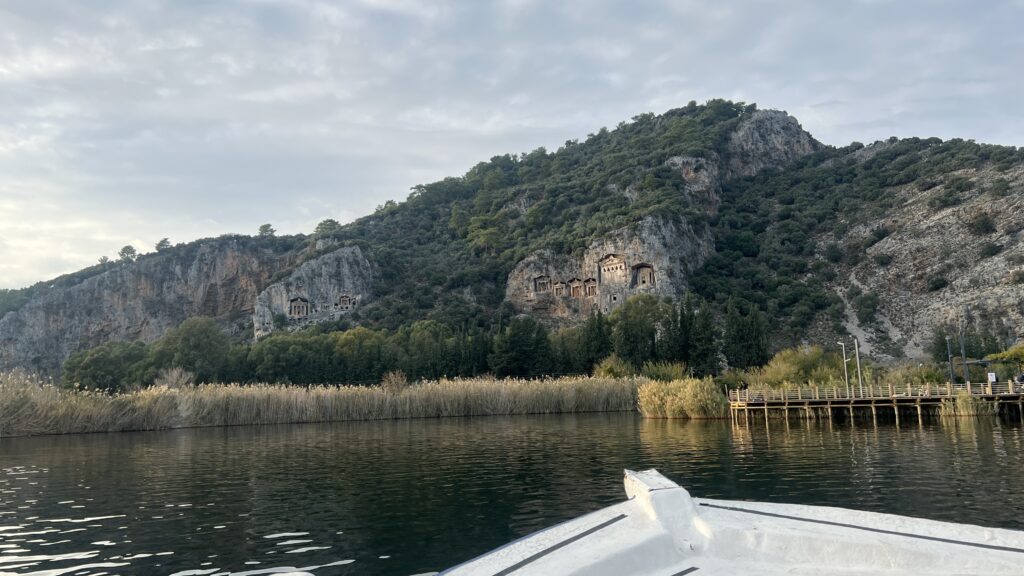 Bådtur Marmaris, oplevelser i Marmaris, seværdigheder i Marmaris, Marmaris Tyrkiet, Dalyan-bådtur, Lycian Rock Tombs Kaunos, skildpadde-stranden Iztuzu, mudderbad i Dalyan, flodtur i Dalyan, udflugter fra Marmaris, ferie i Marmaris, tyrkiske kystoplevelser, Marmaris bugten, smukke bådture i Tyrkiet, Marmaris havn, Tyrkiet rejseguide, Middelhavets skønhed, sommerferie i Tyrkiet, familieoplevelser i Marmaris, Marmaris natur og kultur, eventyr i Mugla regionen, historiske klippegrave ved Kaunos, Dalyan floddelta, dagsture fra Marmaris, rejseinspiration Tyrkiet, Tea Tougaard rejseguide Tyrkiet