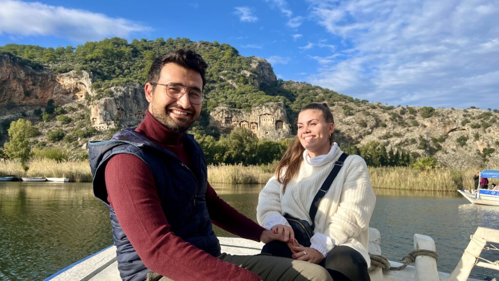 Bådtur Marmaris, oplevelser i Marmaris, seværdigheder i Marmaris, Marmaris Tyrkiet, Dalyan-bådtur, Lycian Rock Tombs Kaunos, skildpadde-stranden Iztuzu, mudderbad i Dalyan, flodtur i Dalyan, udflugter fra Marmaris, ferie i Marmaris, tyrkiske kystoplevelser, Marmaris bugten, smukke bådture i Tyrkiet, Marmaris havn, Tyrkiet rejseguide, Middelhavets skønhed, sommerferie i Tyrkiet, familieoplevelser i Marmaris, Marmaris natur og kultur, eventyr i Mugla regionen, historiske klippegrave ved Kaunos, Dalyan floddelta, dagsture fra Marmaris, rejseinspiration Tyrkiet, Tea Tougaard rejseguide Tyrkiet