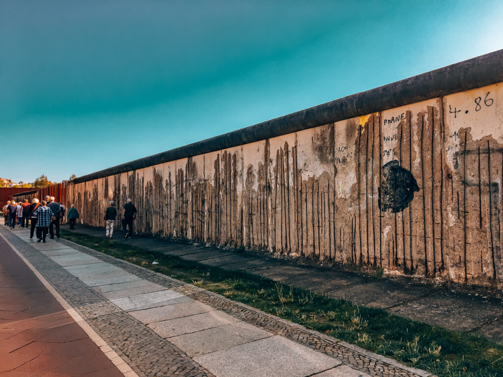 Berlin muren, steder i Europa du kan se berlin muren, berlin muren i köln lufthavn, Berlin muren cologne lufthavn, Berlin muren i Amsterdam, Believe it or not Amsterdam, Berlin muren i Bruxelles, Berlin muren ved Eu parlamentet, Stykke af berlin muren