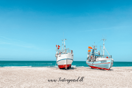 Thorup strand, stranden i Thorup, Gutterne på Kutterne, Fiskekuttere på stranden, fiskebåde på stranden, Seværdigheder i Nordjylland, Oplevelser i Danmark, Oplevelser i Jylland, Seværdigheder ved Vestkysten, Seværdigheder i Vestjylland, vestjylland oplevelser, vestjylland seværdigheder, hvad kan man lave i Danmark, de bedste oplevelser i Danmark, guide til Danmark, Rejseblog, blog om Danmark, blog om at rejse, hvad kan man se ved vestkysten, Ferie i Danmark