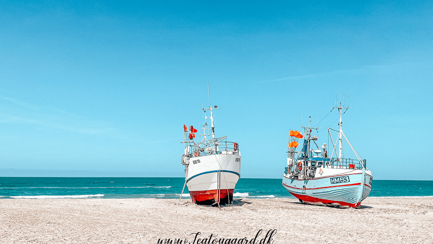 Thorup strand, stranden i Thorup, Gutterne på Kutterne, Fiskekuttere på stranden, fiskebåde på stranden, Seværdigheder i Nordjylland, Oplevelser i Danmark, Oplevelser i Jylland, Seværdigheder ved Vestkysten, Seværdigheder i Vestjylland, vestjylland oplevelser, vestjylland seværdigheder, hvad kan man lave i Danmark, de bedste oplevelser i Danmark, guide til Danmark, Rejseblog, blog om Danmark, blog om at rejse, hvad kan man se ved vestkysten, Ferie i Danmark