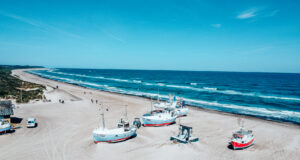 Thorup strand, stranden i Thorup, Gutterne på Kutterne, Fiskekuttere på stranden, fiskebåde på stranden, Seværdigheder i Nordjylland, Oplevelser i Danmark, Oplevelser i Jylland, Seværdigheder ved Vestkysten, Seværdigheder i Vestjylland, vestjylland oplevelser, vestjylland seværdigheder, hvad kan man lave i Danmark, de bedste oplevelser i Danmark, guide til Danmark, Rejseblog, blog om Danmark, blog om at rejse, hvad kan man se ved vestkysten, Ferie i Danmark