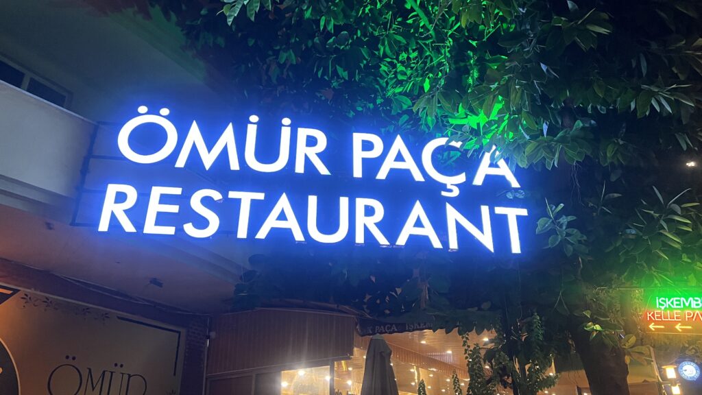 Alt-tekst:
Ömür Paşa Restaurant Alanya, bedste restaurant i Alanya, lokale tyrkiske retter, autentisk tyrkisk madoplevelse, traditionel Alanya restaurant, anbefalet restaurant i Alanya, tyrkisk meze og grill, familievenlig restaurant i Alanya, spisested med udsigt, madoplevelser i Tyrkiet, tyrkisk køkken i Alanya, hvor skal man spise i Alanya, tyrkisk middag i hyggelige omgivelser, Alanyas bedste tyrkiske restaurant.