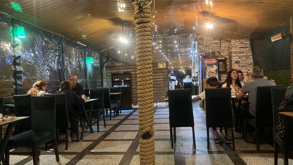 Alt-tekst: Ömür Paşa Restaurant Alanya, bedste restaurant i Alanya, lokale tyrkiske retter, autentisk tyrkisk madoplevelse, traditionel Alanya restaurant, anbefalet restaurant i Alanya, tyrkisk meze og grill, familievenlig restaurant i Alanya, spisested med udsigt, madoplevelser i Tyrkiet, tyrkisk køkken i Alanya, hvor skal man spise i Alanya, tyrkisk middag i hyggelige omgivelser, Alanyas bedste tyrkiske restaurant.