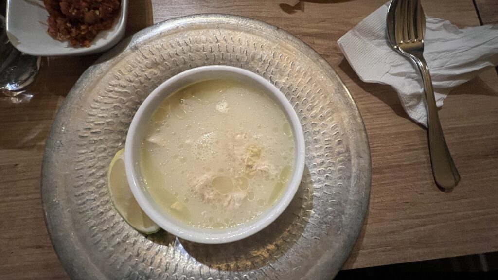 Alt-tekst:
Ömür Paşa Restaurant Alanya, bedste restaurant i Alanya, lokale tyrkiske retter, autentisk tyrkisk madoplevelse, traditionel Alanya restaurant, anbefalet restaurant i Alanya, tyrkisk meze og grill, familievenlig restaurant i Alanya, spisested med udsigt, madoplevelser i Tyrkiet, tyrkisk køkken i Alanya, hvor skal man spise i Alanya, tyrkisk middag i hyggelige omgivelser, Alanyas bedste tyrkiske restaurant.