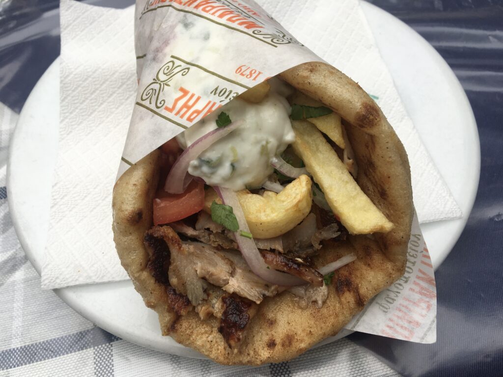græsk mad, mad fra grækenland, Gyros, græsk kebab rulle, græsk durum, græsk street food, oplevelser i Grækenland, oplevelser i Athen, seværdigheder i Athen