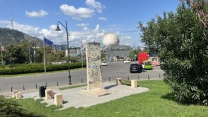 Berlin muren, steder i Europa du kan se berlin muren, berlin muren i Budapest, Berlin muren i Georgien, Berlin muren i tbilisi georgien, Stykke af berlin muren, Hvor kan man se Berlin muren i Georgien, seværdigheder i Tbilisi, Berlinmuren, steder i verden du kan se Berlinmuren, Her har jeg set Berlinmuren, Berlinmuren forskellige steder i verden