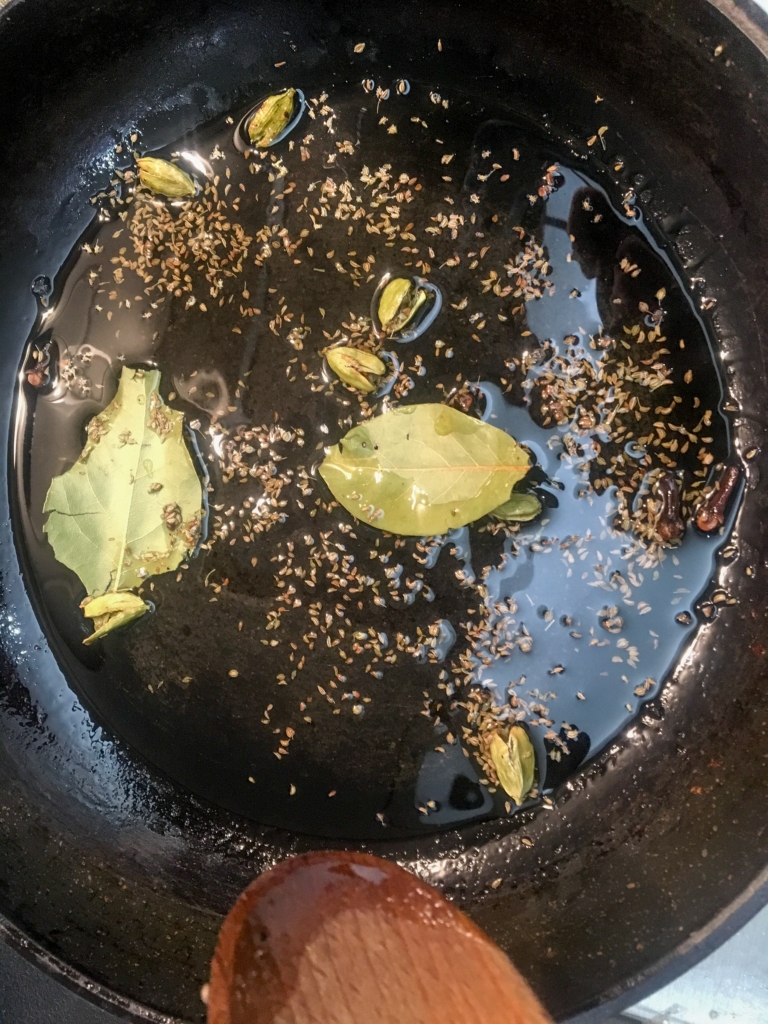 Aloo Palak Paratha opskrift, indiske pandekager, indisk fladbrød, Det indiske køkken, udenlandske opskrifter, opskrifter på udenlandsk mad, Aloo Palak Paratha fladbrød, indisk Aloo Palak Paratha