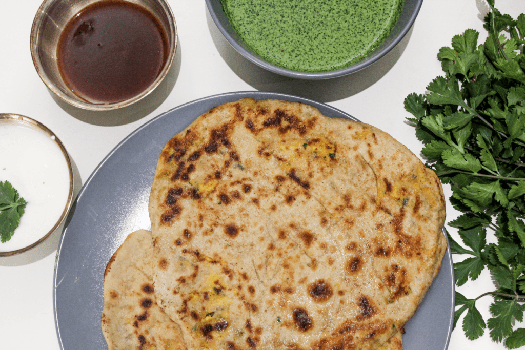 Aloo Palak Paratha opskrift, indiske pandekager, indisk fladbrød, Det indiske køkken, udenlandske opskrifter, opskrifter på udenlandsk mad, Aloo Palak Paratha fladbrød, indisk Aloo Palak Paratha