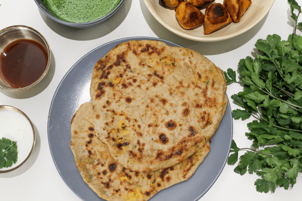 Aloo Palak Paratha opskrift, indiske pandekager, indisk fladbrød, Det indiske køkken, udenlandske opskrifter, opskrifter på udenlandsk mad, Aloo Palak Paratha fladbrød, indisk Aloo Palak Paratha