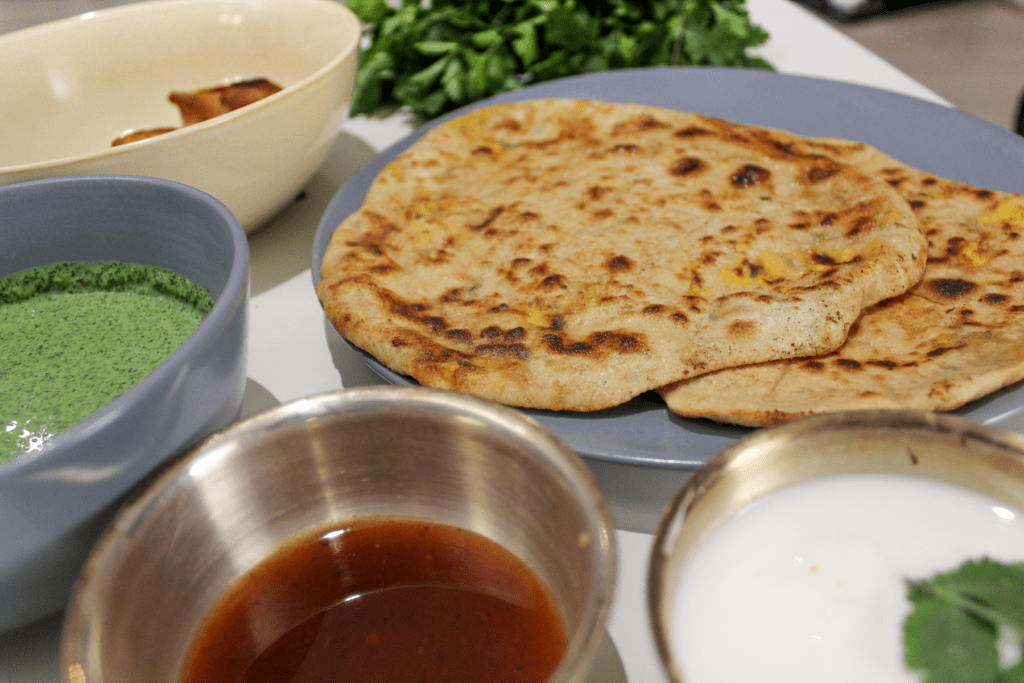 Aloo Palak Paratha opskrift, indiske pandekager, indisk fladbrød, Det indiske køkken, udenlandske opskrifter, opskrifter på udenlandsk mad, Aloo Palak Paratha fladbrød, indisk Aloo Palak Paratha