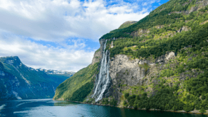De Syv Søstre vandfaldet, Frieren vandfaldet, Norsk krydstogt, krydstogter til Norge, Geiranger fjord, Geiranger seværdigheder, oplevelser i Geiranger, rejseguide til Geiranger, rejseguide til norge, oplevelser i Norge, must see byer i Norge