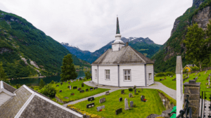 Geiranger kyrkje, Geiranger kirke, norsk kirke, Geiranger seværdigheder, oplevelser i Geiranger, rejseguide til Geiranger, rejseguide til norge, oplevelser i Norge, must see byer i Norge