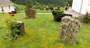 Geiranger kyrkje, Geiranger kirke, norsk kirke, Geiranger seværdigheder, oplevelser i Geiranger, rejseguide til Geiranger, rejseguide til norge, oplevelser i Norge, must see byer i Norge, norsk kirkegård,