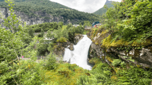 Geiranger Schaukel, Geiranger Schaukel vandfald, Geiranger fjord, Geiranger seværdigheder, oplevelser i Geiranger, rejseguide til Geiranger, rejseguide til norge, oplevelser i Norge, must see byer i Norge,