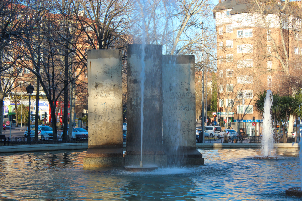 Berlin muren, steder i Europa du kan se berlin muren, Stykke af berlin muren, Hvor kan man se Berlin muren i Madrid, Parque de Berlín i Madrid, grøn oase i den spanske hovedstad, seværdigheder i Madrid, historisk mindepark, Berlinmuren i Madrid, stykke af Berlinmuren som monument, oplevelser i Parque de Berlín, tysk-spansk venskab markeret i parken, historie midt i byens natur, mindesmærke for Europas deling og genforening, kulturarv i Madrid, must-see i Chamartín-kvarteret, fredelig park med historisk betydning, Madrid og Tysklands historiske forbindelser, unikt udendørs monument i Spanien