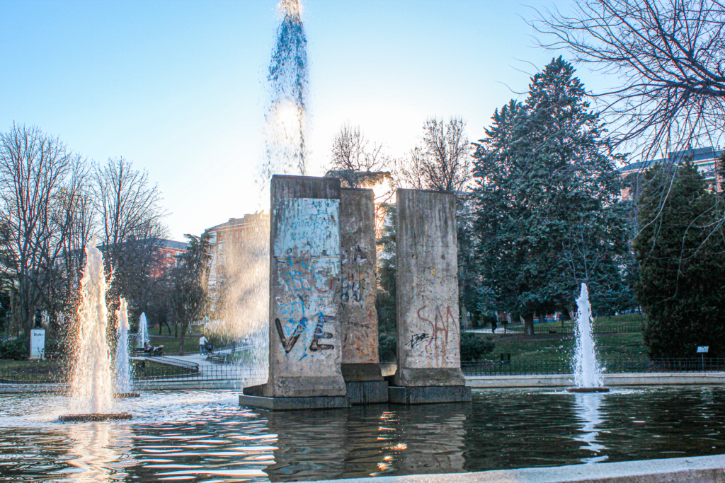 Berlin muren, steder i Europa du kan se berlin muren, Stykke af berlin muren, Hvor kan man se Berlin muren i Madrid, Parque de Berlín i Madrid, grøn oase i den spanske hovedstad, seværdigheder i Madrid, historisk mindepark, Berlinmuren i Madrid, stykke af Berlinmuren som monument, oplevelser i Parque de Berlín, tysk-spansk venskab markeret i parken, historie midt i byens natur, mindesmærke for Europas deling og genforening, kulturarv i Madrid, must-see i Chamartín-kvarteret, fredelig park med historisk betydning, Madrid og Tysklands historiske forbindelser, unikt udendørs monument i Spanien