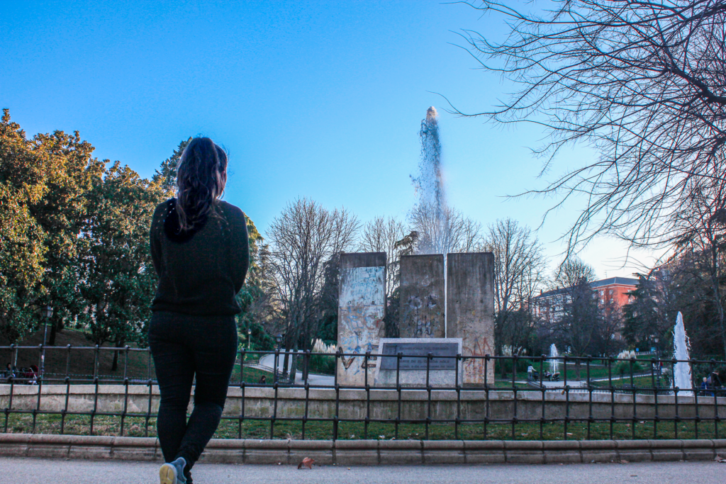 Berlin muren, steder i Europa du kan se berlin muren, Stykke af berlin muren, Hvor kan man se Berlin muren i Madrid, Parque de Berlín i Madrid, grøn oase i den spanske hovedstad, seværdigheder i Madrid, historisk mindepark, Berlinmuren i Madrid, stykke af Berlinmuren som monument, oplevelser i Parque de Berlín, tysk-spansk venskab markeret i parken, historie midt i byens natur, mindesmærke for Europas deling og genforening, kulturarv i Madrid, must-see i Chamartín-kvarteret, fredelig park med historisk betydning, Madrid og Tysklands historiske forbindelser, unikt udendørs monument i Spanien