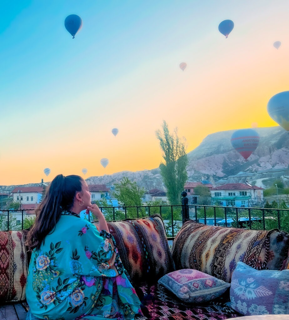 Kappadokien, instagram spots Kappadokien, cappadocia instagram spot, Kappadokien guide, dalene i Kappadokia, steder man skal se i Kappdokien, unikke steder i Tyrkiet, Oplevelser i cappadocia, seværdigheder i kappadokien, Luftballon i Tyrkiet, Cappadocia luftballon, luftballon Tyrkiet, oplevelser i cappadocia, unikke landskaber i vernde, vulkansk landskab, hvor kan man flyve i luftballon, perfekte luftballon billede i Kappadokien