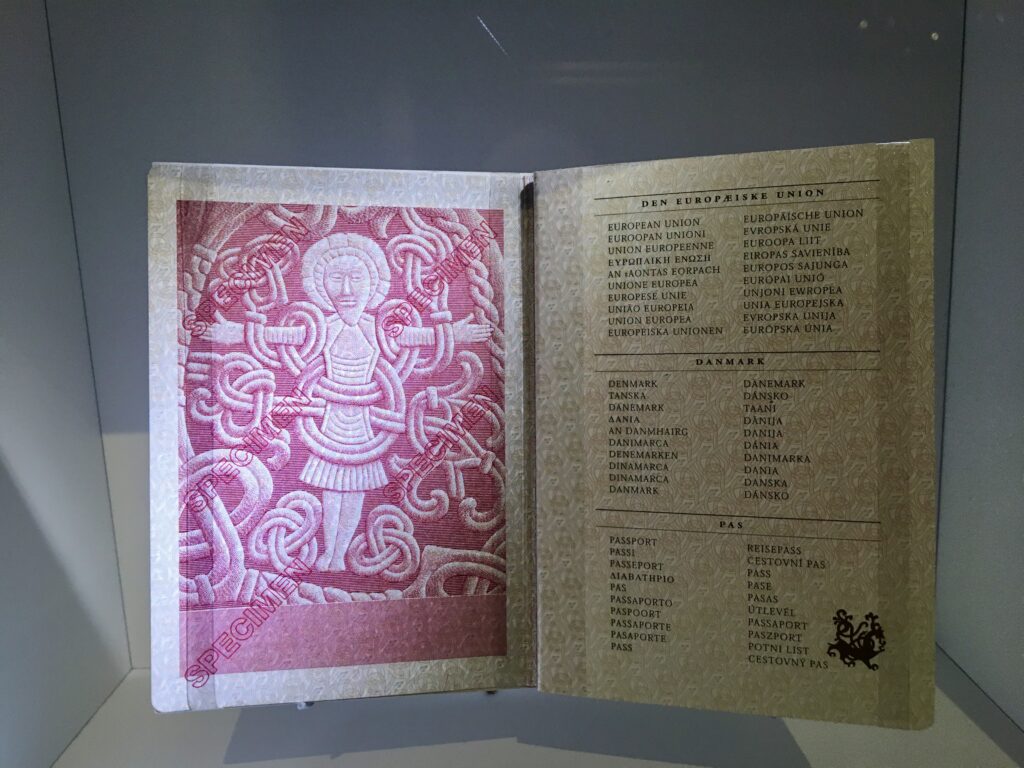 Kongernes Jelling, det danske pas, billedet på det danske pas, Jellingestenene´s museum, jellingestenen, seværdigheder i jylland, gratis seværdigheder i jylland, jylland gratis oplevelser, gratis seværdigheder i jylland, seværdigheder i vejle, seværdigheder i jelling, oplevelser i Danmark,